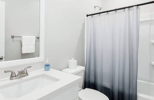 Glendale Apartment | Stylish 3BR Retreat | King Bed + 2 Doubles