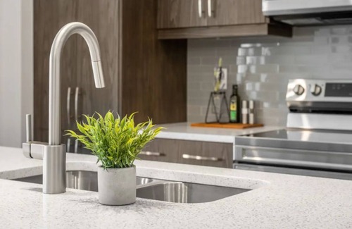 Calgary House | Stylish 3BR Townhouse by Airport~10% off on weekly & 15% off on Monthly stays!