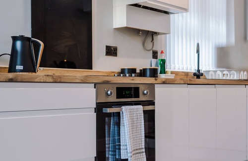 Manchester House | Stylish 4-Bed Home with On-Street Parking