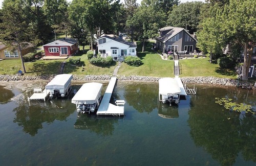 Richwood Cabin | Stylish 4-bedroom cabin with AC, WiFi & boat rental available!