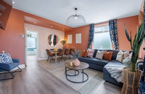 Farnworth House | Stylish 4-BR House with Parking, Central location