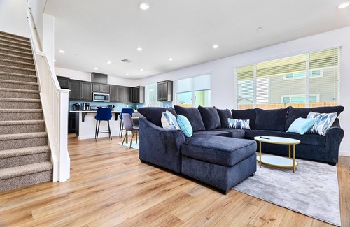 Fairfield House | Stylish 4BD Home ~ Pvt Backyard ~ Minutes to Napa