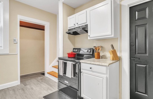 Springfield House | Stylish 4BR 2 Bathroom Home in Forest Park