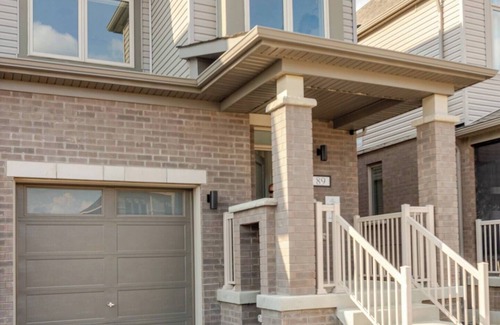 Innisfil House | Stylish 4BR Getaway. Family Friendly. Mins to Hwy