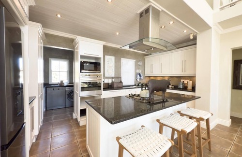 Plettenberg Bay House | Stylish 4BR Haven w Golf Course Views by the Sea