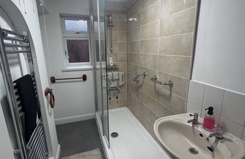 Honley House | Stylish 4BR Home in Dudley – Perfect for Families & Contractors