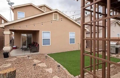 Tierra Oeste House | Stylish 4BR Oasis - Best of ABQ w/Scenic Backyard