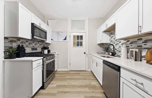 Cicero House | Stylish 4BR | Sleeps 8 | Garage Parking | Near Airport & Downtown
