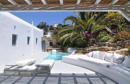 Ano Mera Villa | Stylish 5 BR Villa With Superb Views Of The Harbor