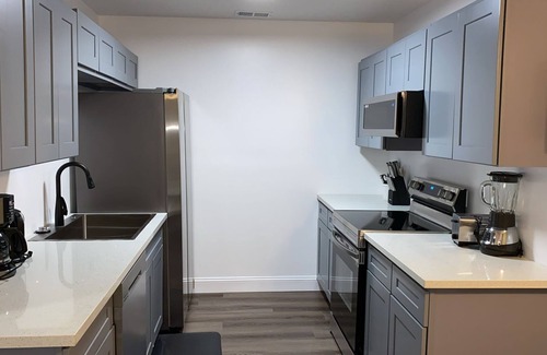 Ellendale House | Stylish 6BR/3BA prime location close to all!