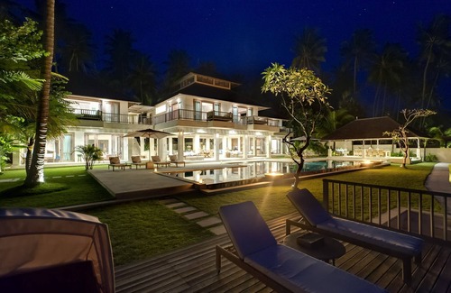 Candi Dasa Villa | Stylish 6BR Villa, 2Min Drive To Balina Beach! - W/Swimming Pool!