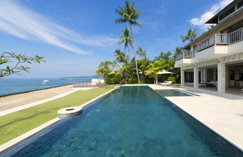 Candi Dasa Villa | Stylish 6BR Villa, 2Min Drive To Balina Beach! - W/Swimming Pool!