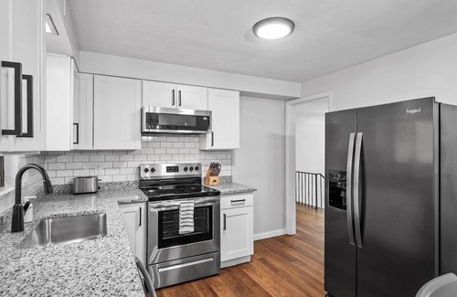 Wexford House | Stylish & Accessible 6Bd Home in Wexford/Pittsburg