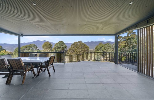Tawonga South Apartment | Stylish Accomodation, breathtaking views, abundance of wildlife, waiting for you