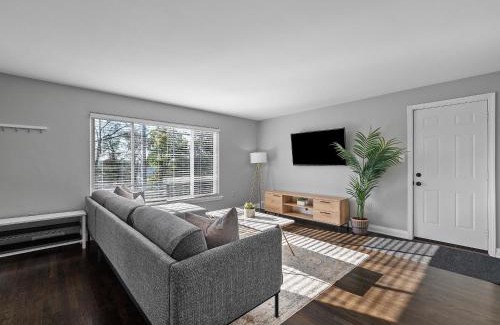 Millvale House | Stylish and Bright 3Bd Home, Amazing Deck, Game Room, Free Parking
