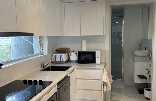 Dee Why Apartment | Stylish and central 2 Bedroom Granny Flat walk to beach and cafes