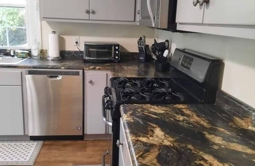 Fifeville House | Stylish and Convenient with WiFi & Fenced yard