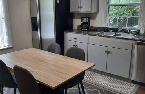 Fifeville House | Stylish and Convenient with WiFi & Fenced yard