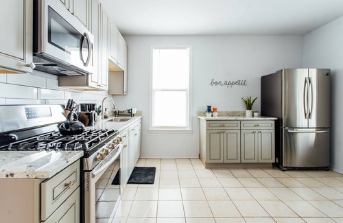 Logan Square Apartment | ❤️ Stylish and Cozy 2BR in Logan Square!