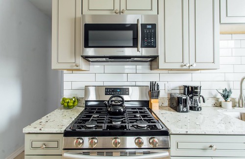Logan Square Apartment | ❤️ Stylish and Cozy 2BR in Logan Square!