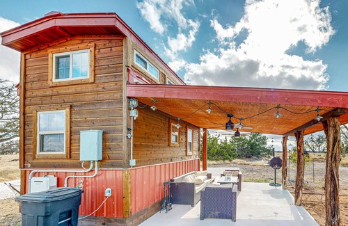 Harper Cabin | Stylish and cozy cabin with firepit, kitchen, AC and free wifi
