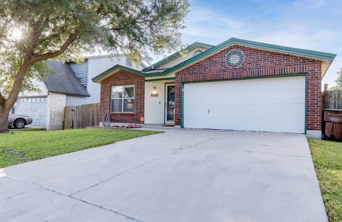Converse House | Stylish and Cozy “Home Away from Home”