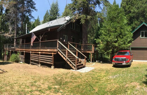 Strawberry House | Stylish and Modern Cabin on the River's Edge, Minutes to Skiing and Adventure!!
