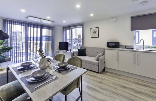 Ashford Apartment | Stylish and Modern Flat 2 Min Walk to Ashford Outlet