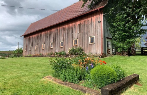 Molalla Cabin | Stylish and Romantic Glamping Cabin with private hiking and Wood Burning Hot Tub