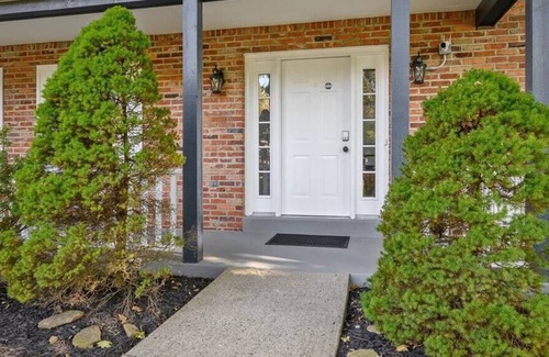 Ingomar House | Stylish and Spacious 5 Bedroom House in Wexford/Pittsburgh with Game Room