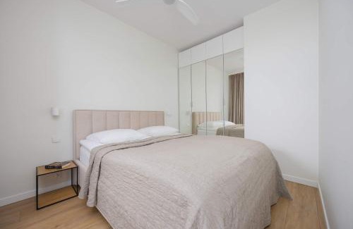 Serock Apartment | Stylish Apartment by the Lake with Balcony in Zegrze by Noclegi Renters