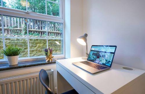 Northampton Apartment | Stylish Apartment - Central Location - Free Parking, Self-Check-In, Fast Wifi and Smart TV by Yoko Property