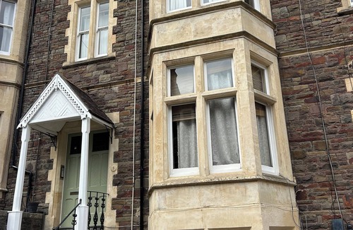 Clifton House | Stylish Apartment in the Heart of Clifton Village. Street Parking.
