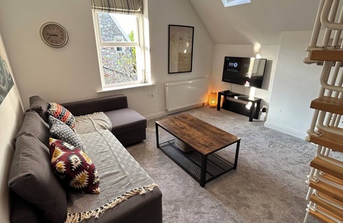 Clifton House | Stylish Apartment in the Heart of Clifton Village. Street Parking.