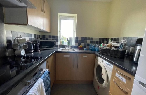 Brunel Apartment | Stylish Apartment near Heathrow Brunel Uni, Shops, & 35 mins to Central London