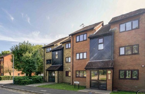 Brunel Apartment | Stylish Apartment near Heathrow Brunel Uni, Shops, & 35 mins to Central London