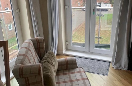 Griffydam Apartment | Stylish Apartment sleeps 4/6 Wi-Fi Parking Pet Friendly near NEC and Warwick Uni