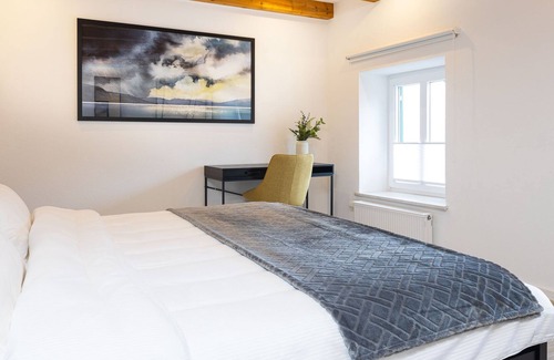 Noerdlingen Apartment | Stylish apartment with a king bed right by the historic city walls