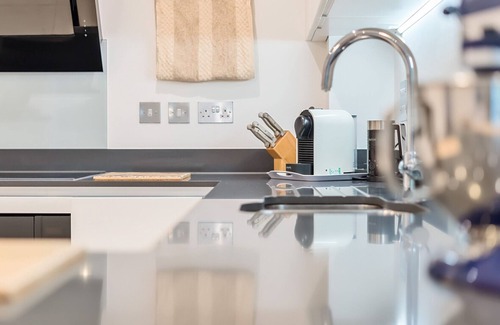 Weybridge Apartment | Stylish apartment with parking| Pass the Keys