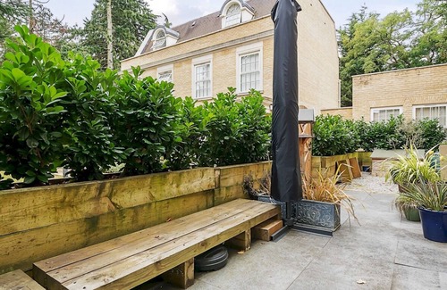 Weybridge Apartment | Stylish apartment with parking| Pass the Keys