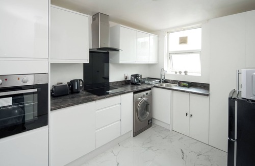 Gipsy Hill Apartment | Stylish apartment with WIFI, modern decor and easy access to Central London