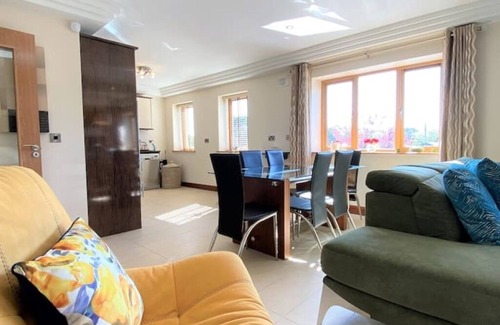 Galway Apartment | Stylish apartment with Jacuzzi Bath, 2 minutes from the ocean