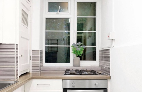 Mildmay Apartment | Stylish Apt w Kingsize Bed near Arsenal FC Stadium