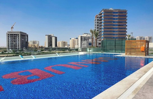 Dubai Apartment | Stylish Apt with a Gym, Pool, BBQ area, Badminton Court