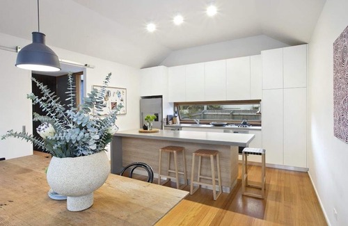 Barwon Heads House | Stylish architectural and pet-friendly home by the river