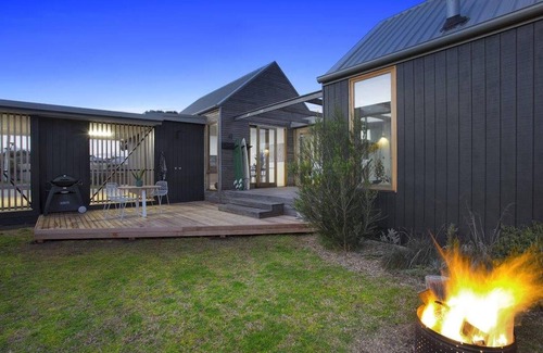 Barwon Heads House | Stylish architectural and pet-friendly home by the river