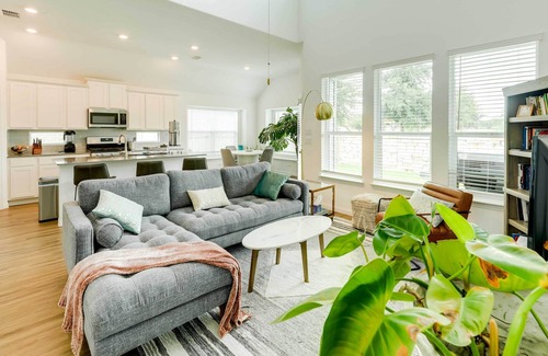 Manchaca House | Stylish Austin Home w/ Yard: 13 Mi to Downtown!
