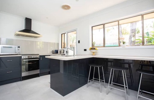 Ocean Shores House | STYLISH Beach house - 9 min walk to SOUTH GOLDEN beach! BOOK BLUESFEST!