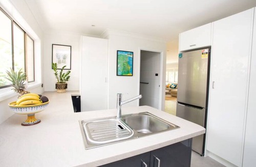 Ocean Shores House | STYLISH Beach house - 9 min walk to SOUTH GOLDEN beach! BOOK BLUESFEST!