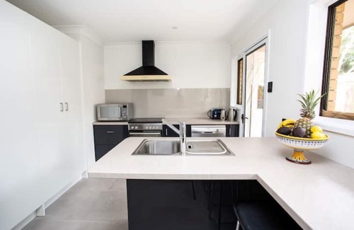 Ocean Shores House | STYLISH Beach house - 9 min walk to SOUTH GOLDEN beach! BOOK BLUESFEST!